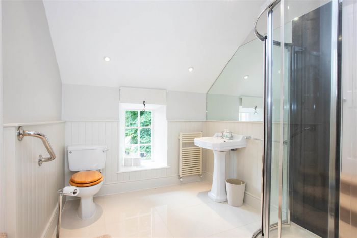 Ballyaughlis Lodge, 238 Ballylesson Road