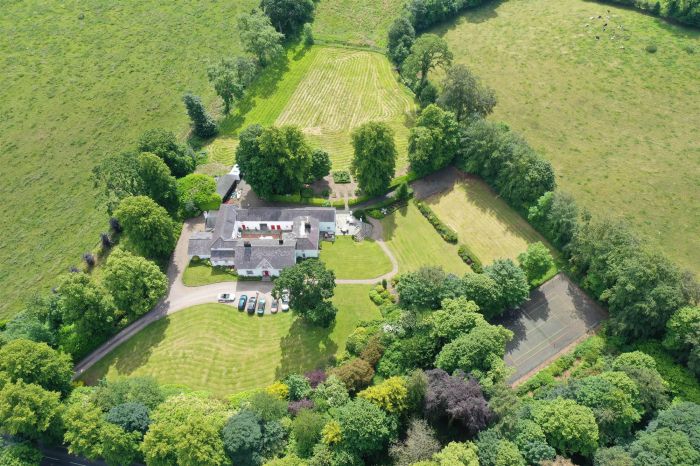 Ballyaughlis Lodge, 238 Ballylesson Road