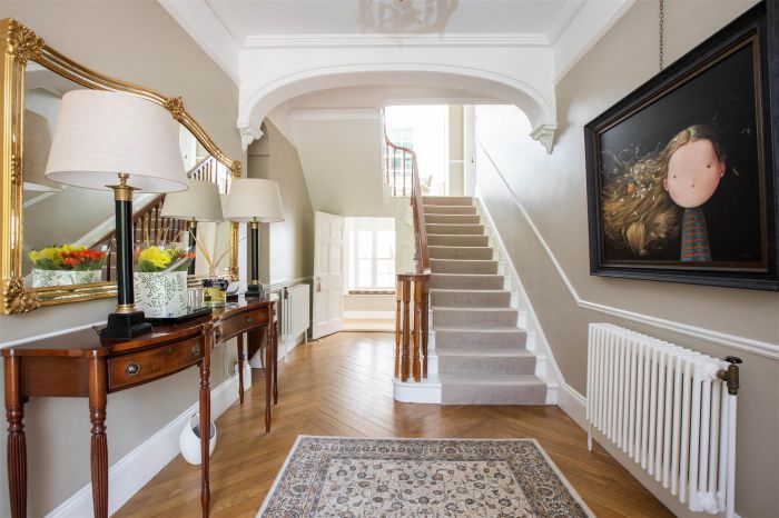 Ballyaughlis Lodge, 238 Ballylesson Road