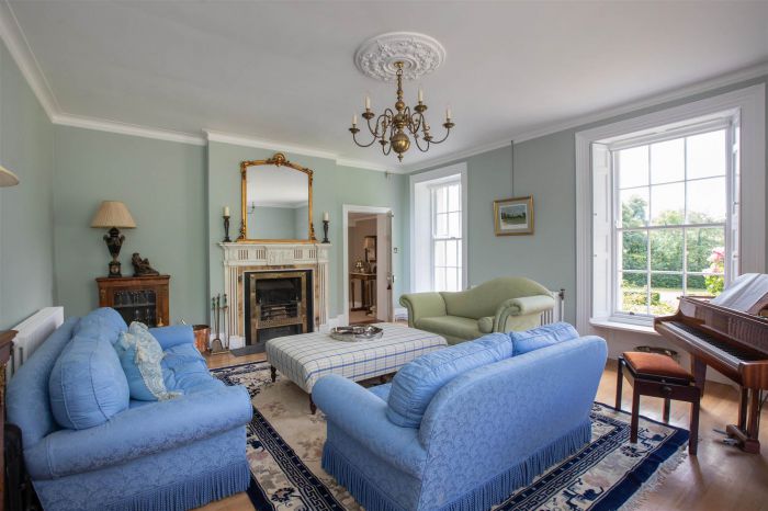 Ballyaughlis Lodge, 238 Ballylesson Road