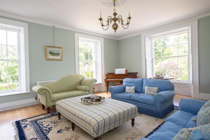 Ballyaughlis Lodge, 238 Ballylesson Road