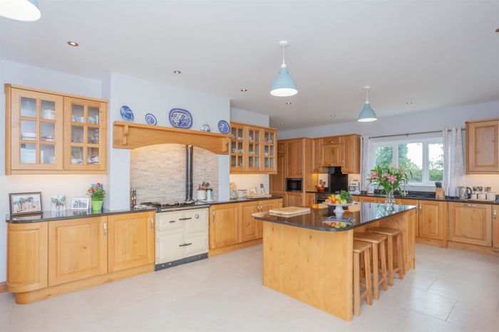 Country House With Equestrian Facilities And Lands 