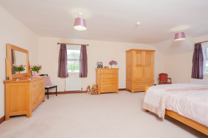 Country House With Equestrian Facilities And Lands 