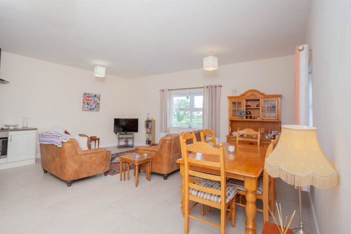 Country House With Equestrian Facilities And Lands 