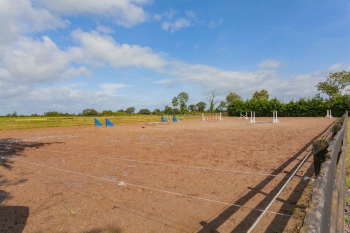 Country House With Equestrian Facilities And Lands 