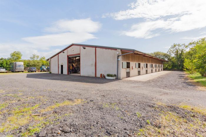 Country House With Equestrian Facilities And Lands 