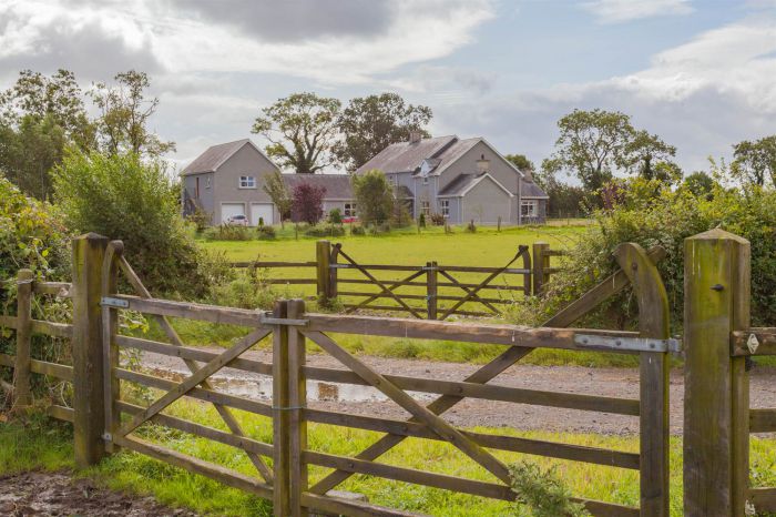 Country House With Equestrian Facilities And Lands 