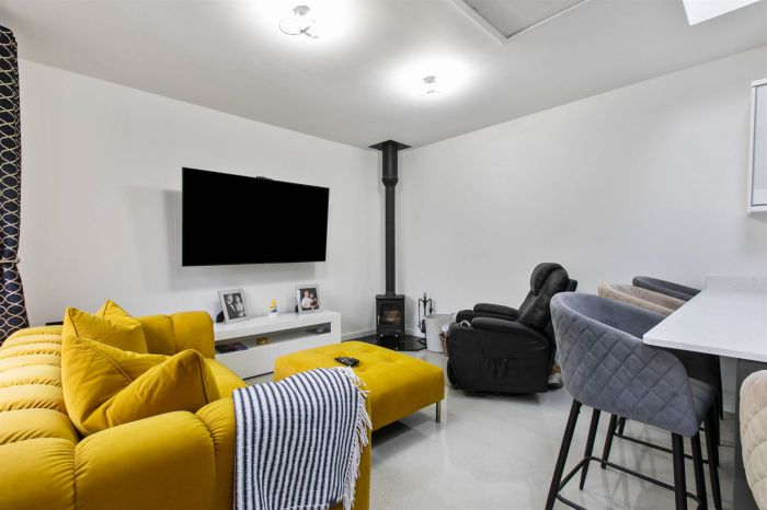 12 Mullaghglass Road