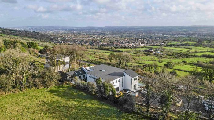 12 Mullaghglass Road