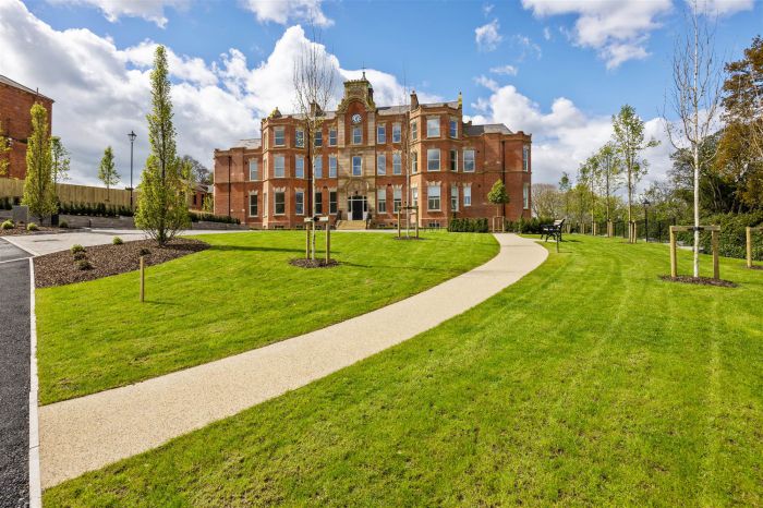 8 Lady Ishbel Boulevard, Admin House