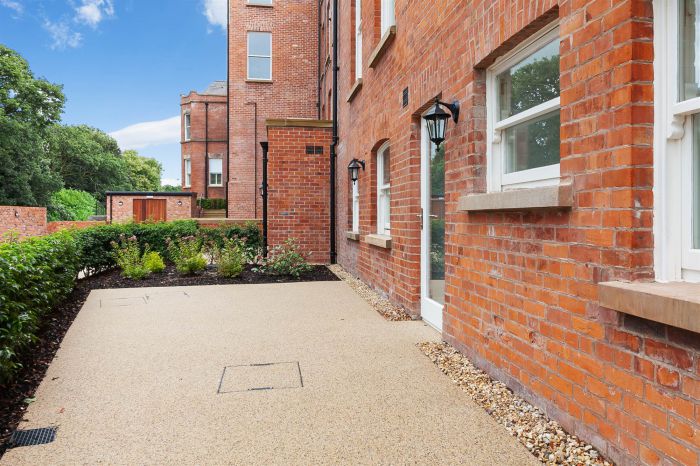 8 Lady Ishbel Boulevard, Admin House