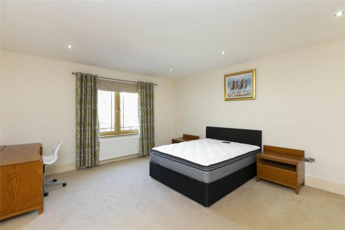 27b Deramore Park
