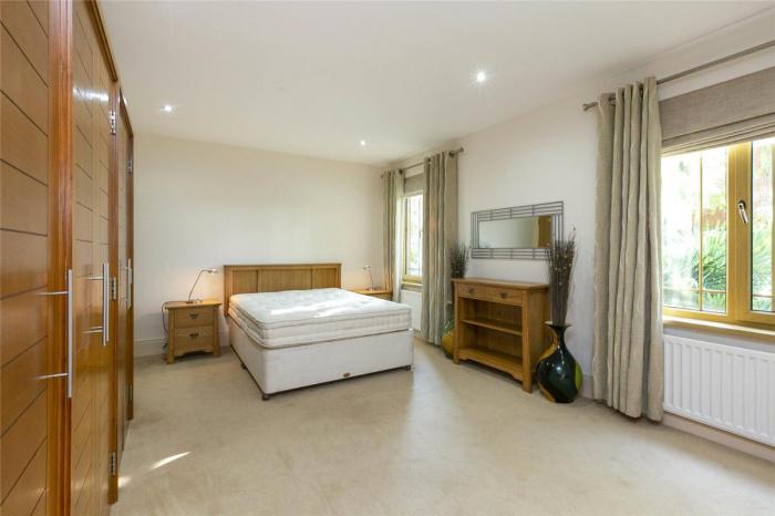 27b Deramore Park