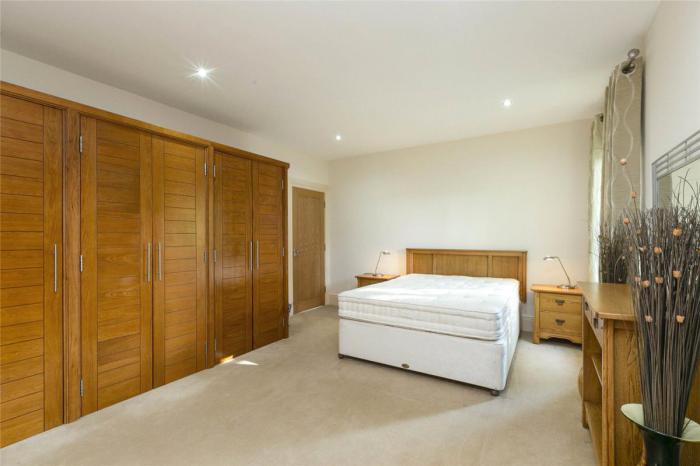27b Deramore Park