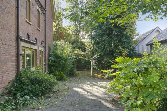 27b Deramore Park