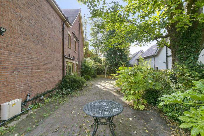 27b Deramore Park
