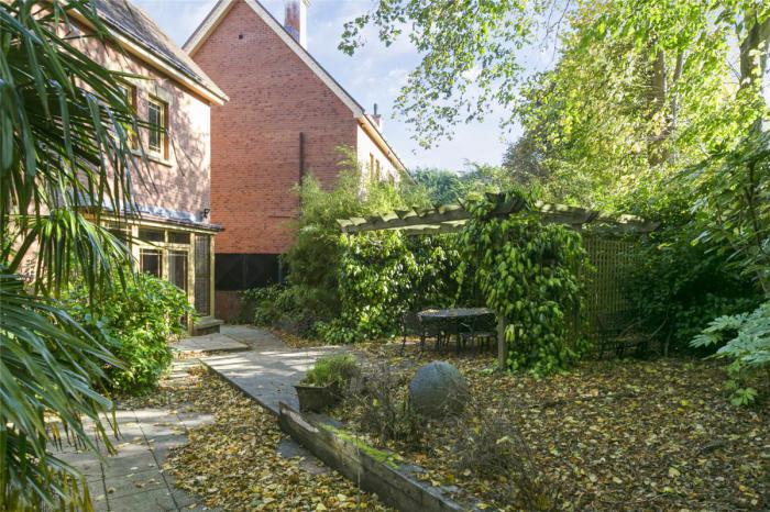 27b Deramore Park