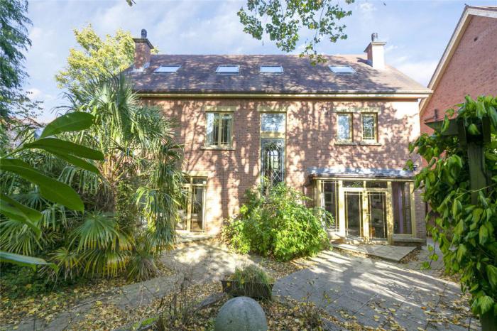 27b Deramore Park