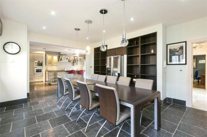 27b Deramore Park