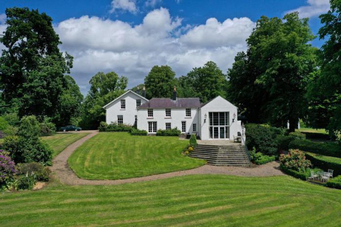 Ballyaughlis Lodge, 238 Ballylesson Road, drumbo, BT27 5TS