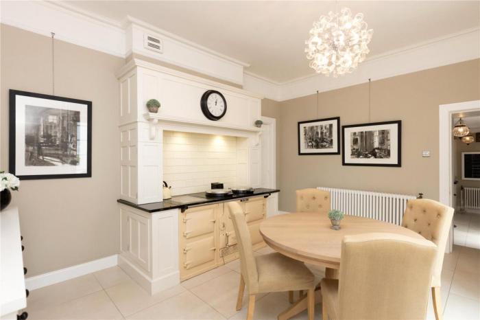 Ballyaughlis Lodge, 238 Ballylesson Road