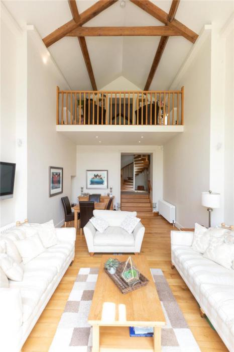 Ballyaughlis Lodge, 238 Ballylesson Road