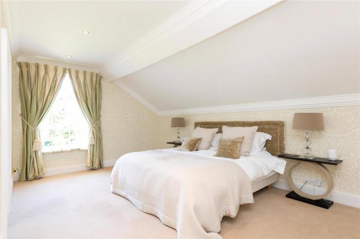 Ballyaughlis Lodge, 238 Ballylesson Road