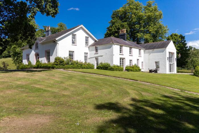 Ballyaughlis Lodge, 238 Ballylesson Road