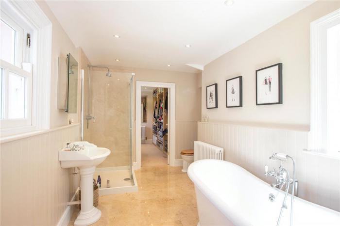 Ballyaughlis Lodge, 238 Ballylesson Road