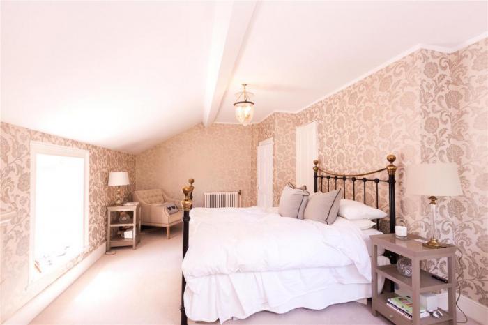 Ballyaughlis Lodge, 238 Ballylesson Road