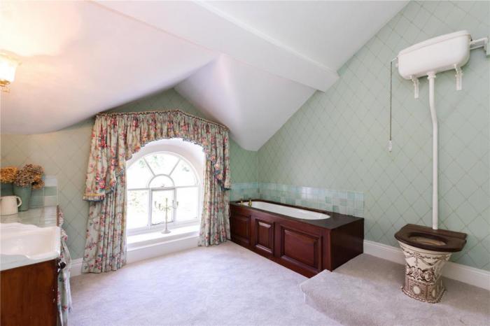 Ballyaughlis Lodge, 238 Ballylesson Road