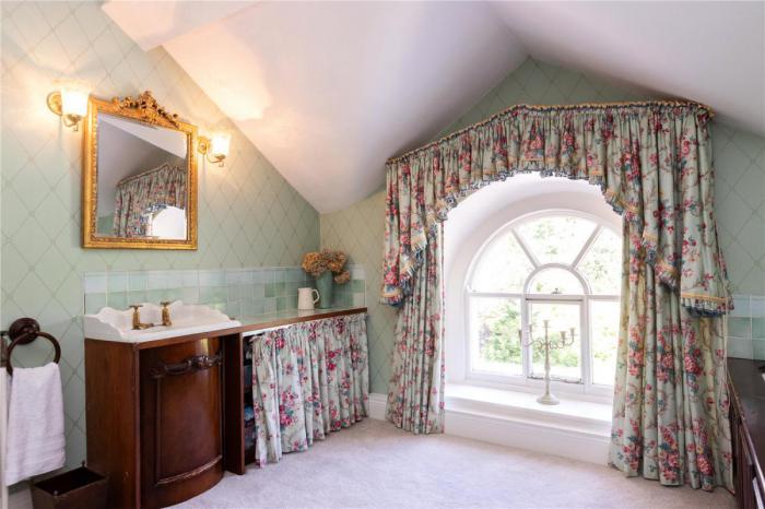 Ballyaughlis Lodge, 238 Ballylesson Road