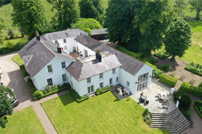 Ballyaughlis Lodge, 238 Ballylesson Road