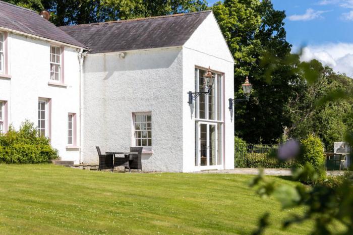 Ballyaughlis Lodge, 238 Ballylesson Road