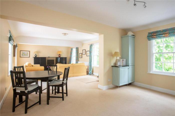 Ballyaughlis Lodge, 238 Ballylesson Road