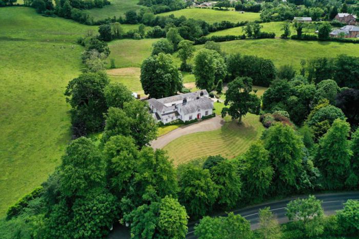 Ballyaughlis Lodge, 238 Ballylesson Road