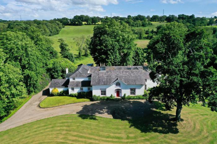 Ballyaughlis Lodge, 238 Ballylesson Road