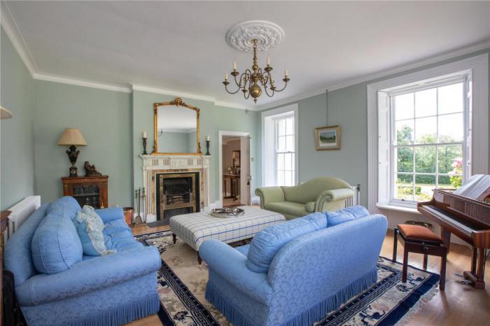 Ballyaughlis Lodge, 238 Ballylesson Road