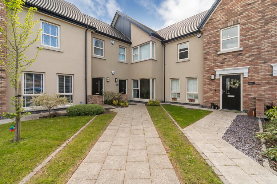 30 Woodbrook Manor