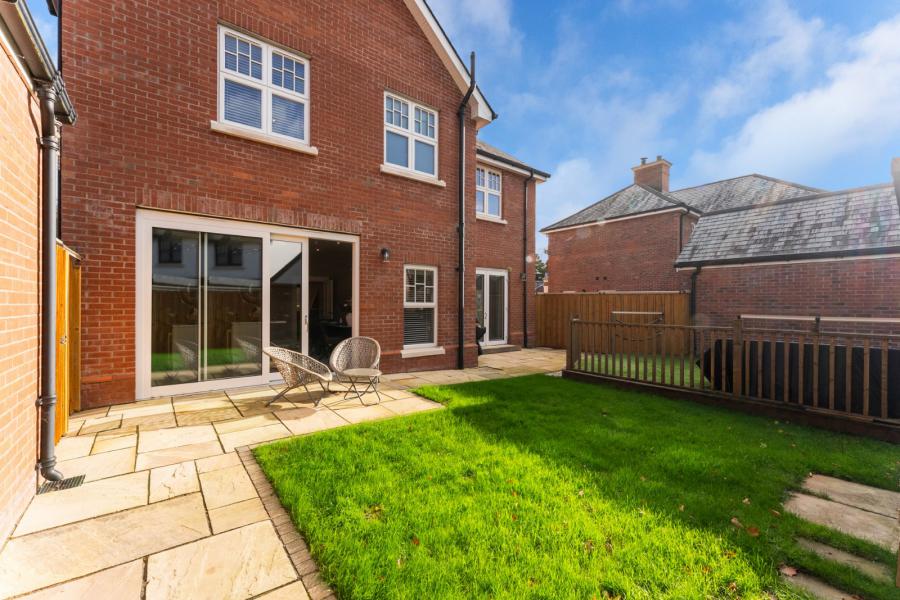 6 Lady Ishbel Avenue