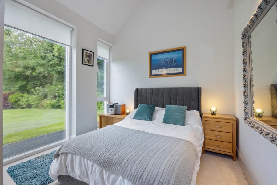 8 Whinknowe Road