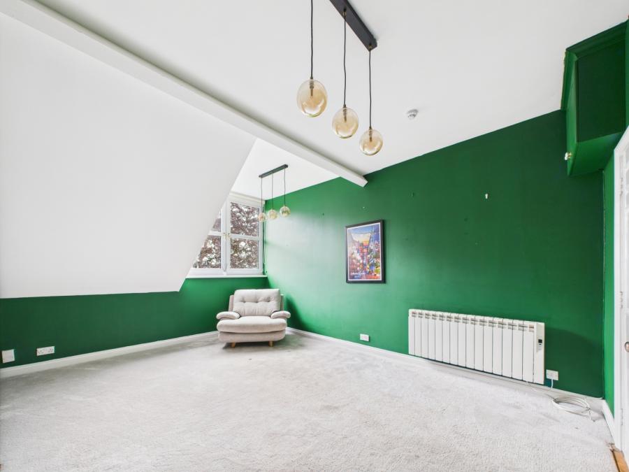 Apt 4, 28 Windsor Park