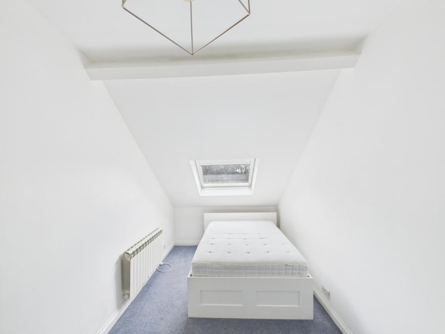 Apt 4, 28 Windsor Park