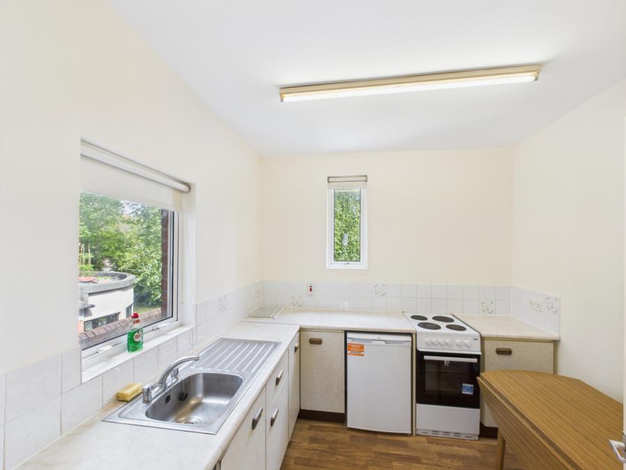 Flat 3, 90 Eglantine Avenue