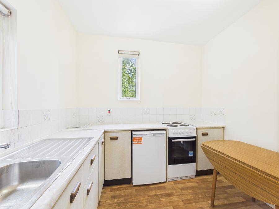 Flat 3, 90 Eglantine Avenue