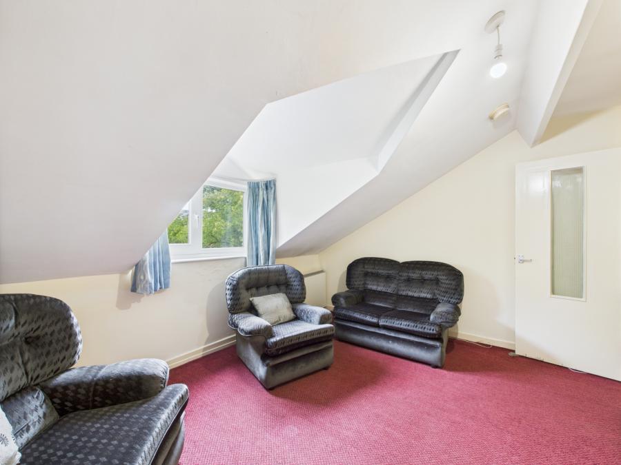 Flat 6, 90 Eglantine Avenue