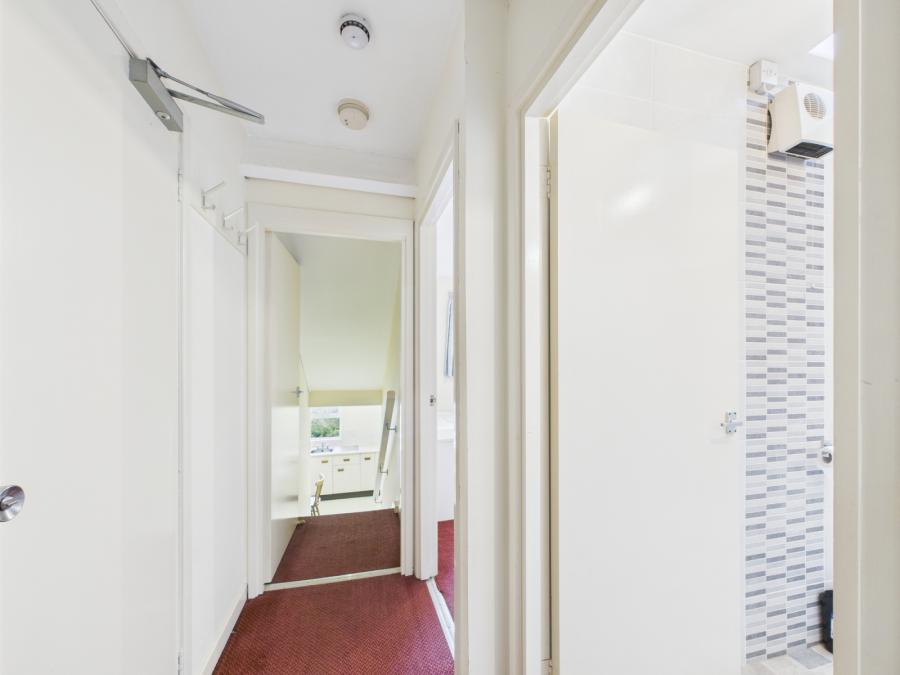 Flat 6, 90 Eglantine Avenue