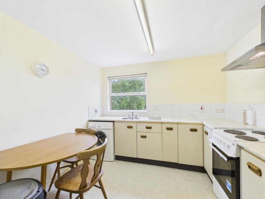 Flat 6, 90 Eglantine Avenue