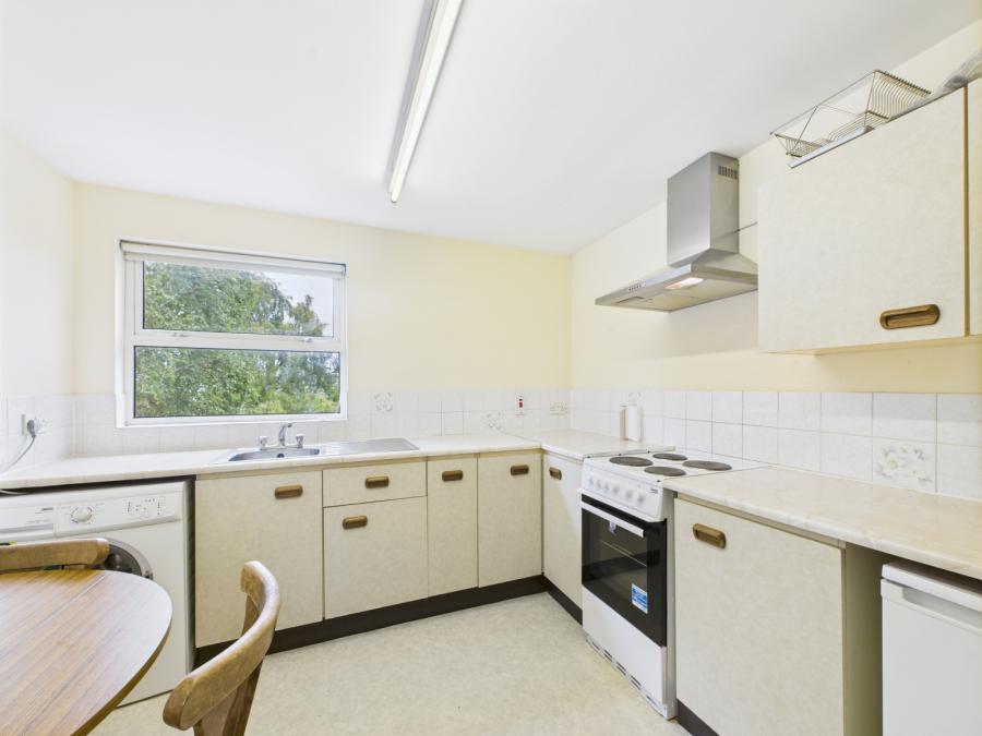 Flat 6, 90 Eglantine Avenue