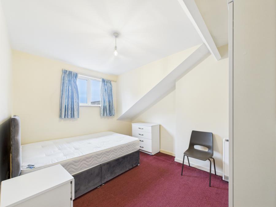Flat 6, 90 Eglantine Avenue